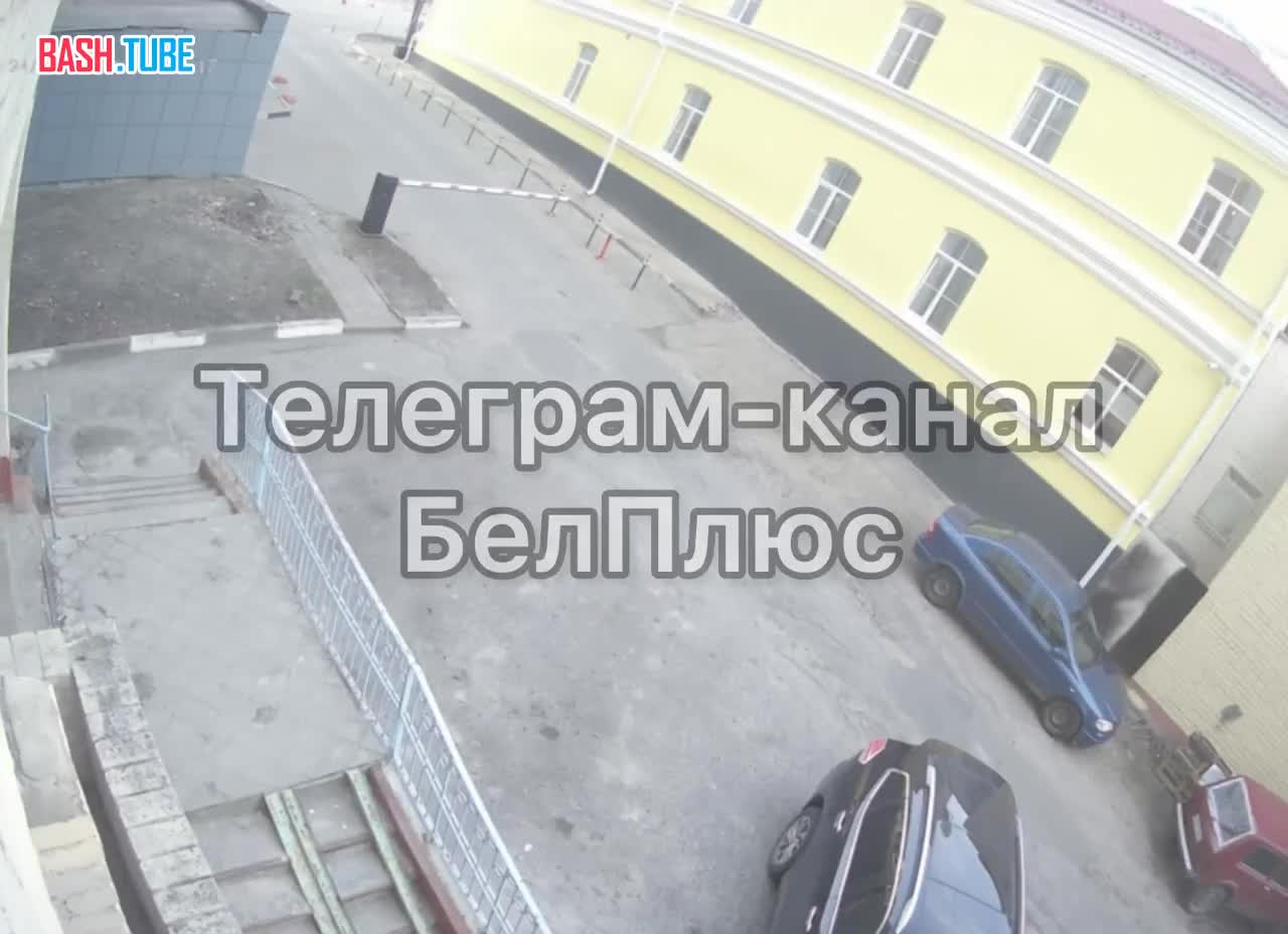 ⁣ Момент обрушения части здания в Белгороде после прилета