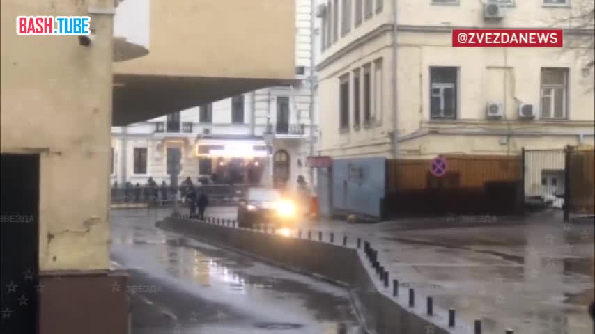 ⁣ Машина Федеральной службы судебных приставов приехала к Басманному суду в Москве