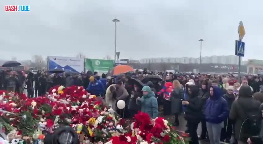 ⁣ Сотни людей и гора цветов у мемориала возле «Крокуса»