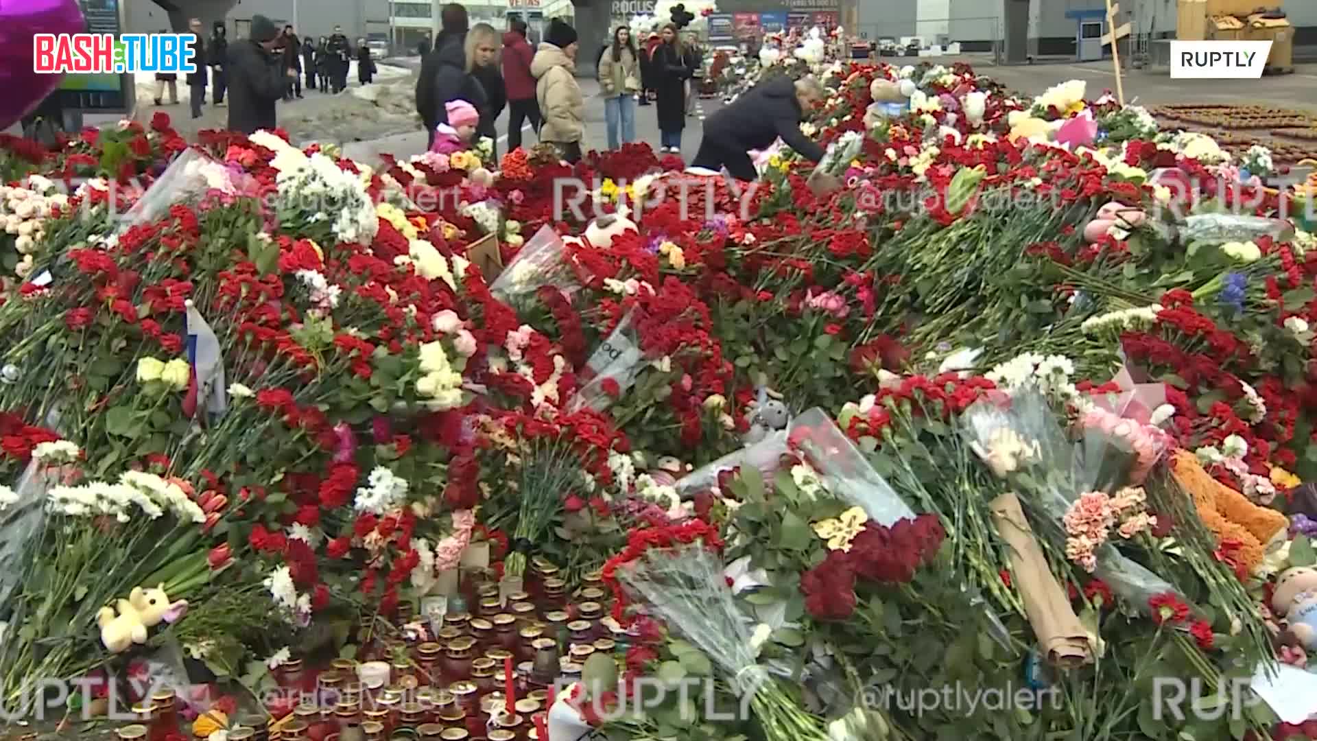 ⁣ С раннего утра в понедельник москвичи продолжают приходить к стихийному мемориалу жертв теракта в «Крокус Сити Холле»