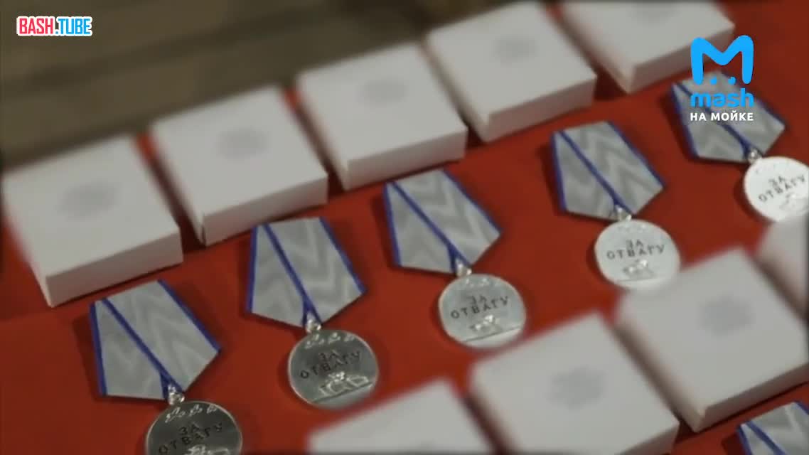 ⁣ Замком Ленинградским военным округом вручил награды бойцам из группировки прикрытия границы России