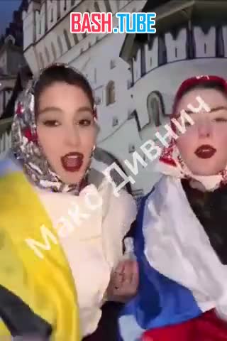 ⁣ В Измайловском Кремле (Москва) две девушки записывали видео в поддержку России