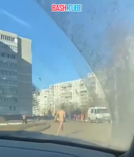 ⁣ Голого неадеквата на проезжей части заметили в Подмосковье