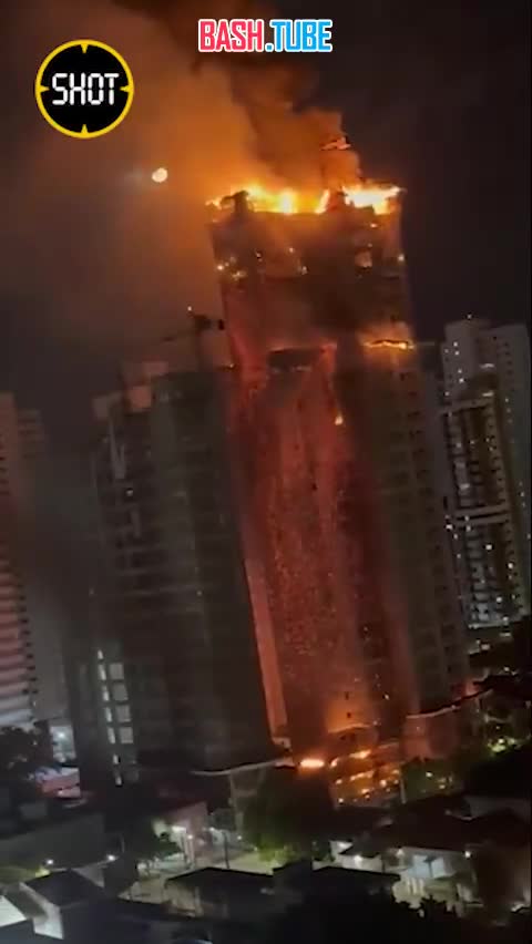 ⁣ Мощный пожар охватил небоскрёб в бразильском городе Ресифи