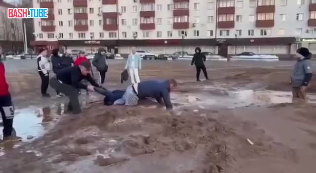⁣ Дети застряли в трясине прямо на городской площади подмосковного города Солнечногорск