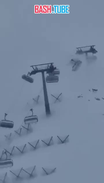 ⁣ Сильный шторм обрушился на зону горнолыжного парка Брёй-Червиния в Валле дАоста, Западные Альпы Италии