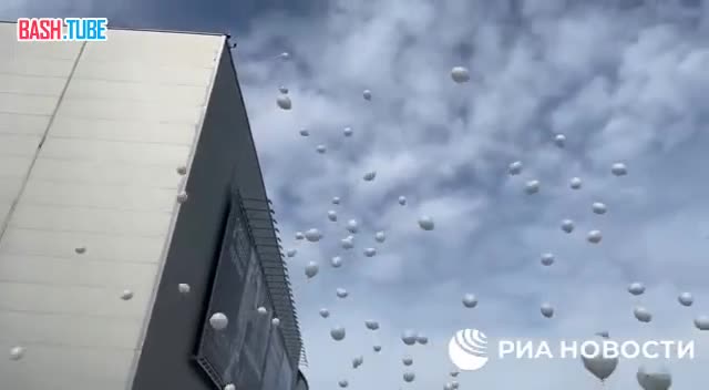 ⁣ Белые воздушные шары запустили в небо в память о погибших в «Крокусе»
