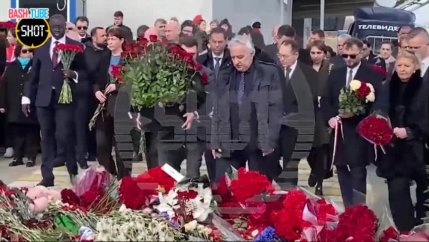 ⁣ Послы и сотрудники иностранных дипмиссий в России возложили венки и цветы в память о жертвах теракта в «Крокусе»