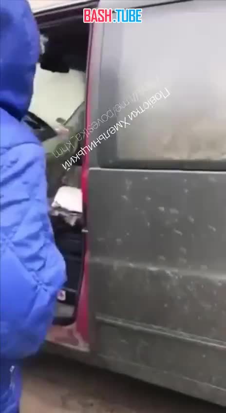 ⁣ В Хмельницкой области местные женщины разбили окна в машине военкомам Зеленского