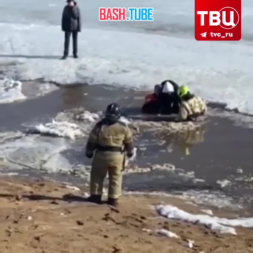  Сотрудники МЧС спасли двух школьников с тонкого льда в Оренбурге
