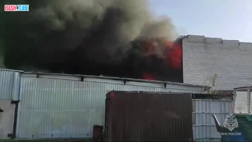  Огнеборцы МЧС России тушат пожар в Ростове