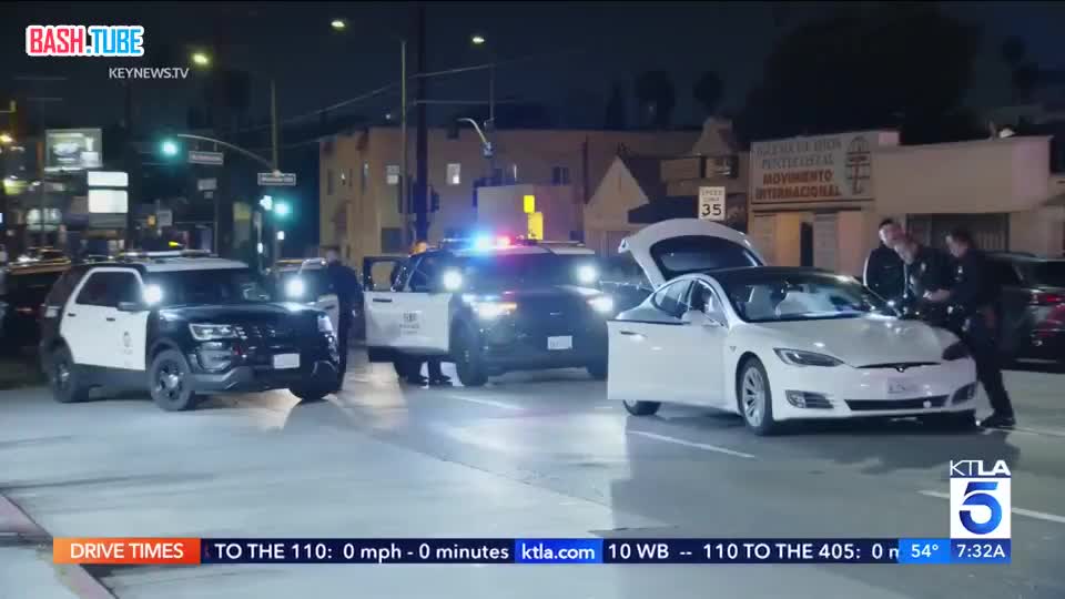 ⁣ Украденная Tesla разрядилась во время автомобильной погони в Лос-Анджелесе