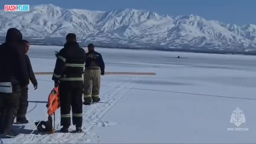 ⁣ На Камчатке спасатели вытащили из ледяной воды мужчину на снегоходе