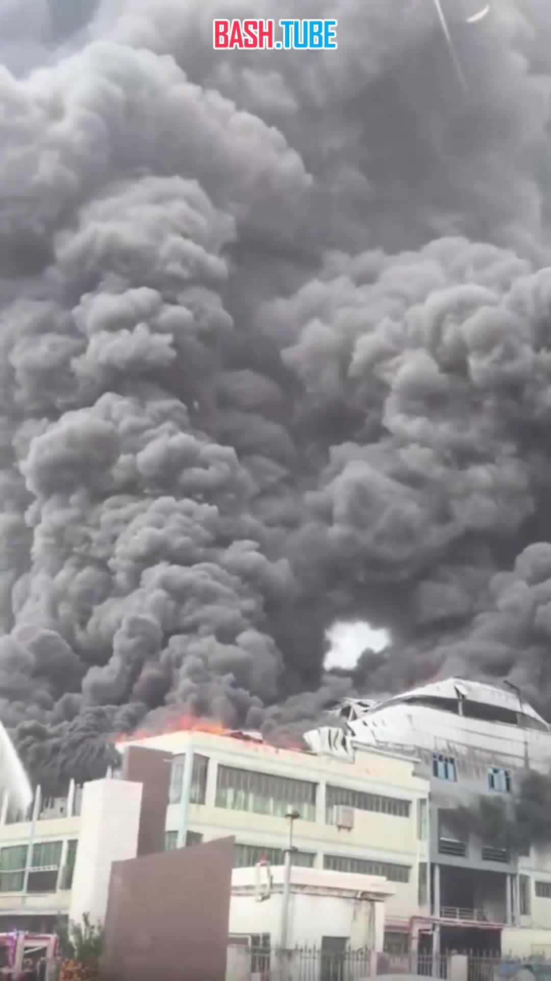 ⁣ Пожар вспыхнул на фабрике по переработке строительных отходов в китайском городе Наньань