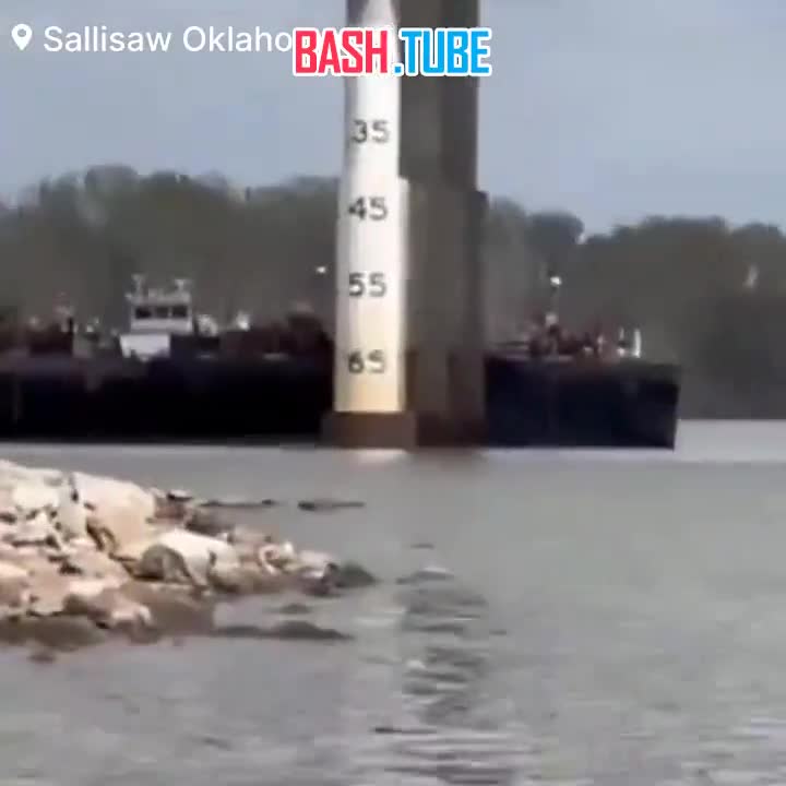 ⁣ В США снова корабль врезался в мост в Саллисо, штат Оклахома