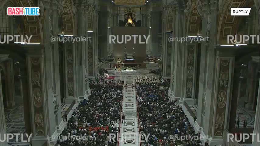 ⁣ Около шести тысяч паломников со всего мира приняли участие в пасхальном богослужении в соборе Святого Петра в Ватикане