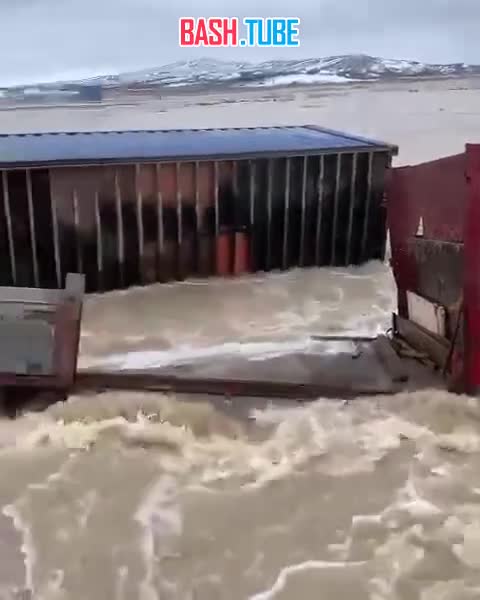 ⁣ Фура упала в воду на затопленной трассе в Казахстане