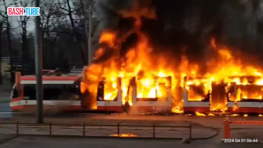 ⁣ Трамвай сгорел на улице Покрышева в Санкт-Петербурге