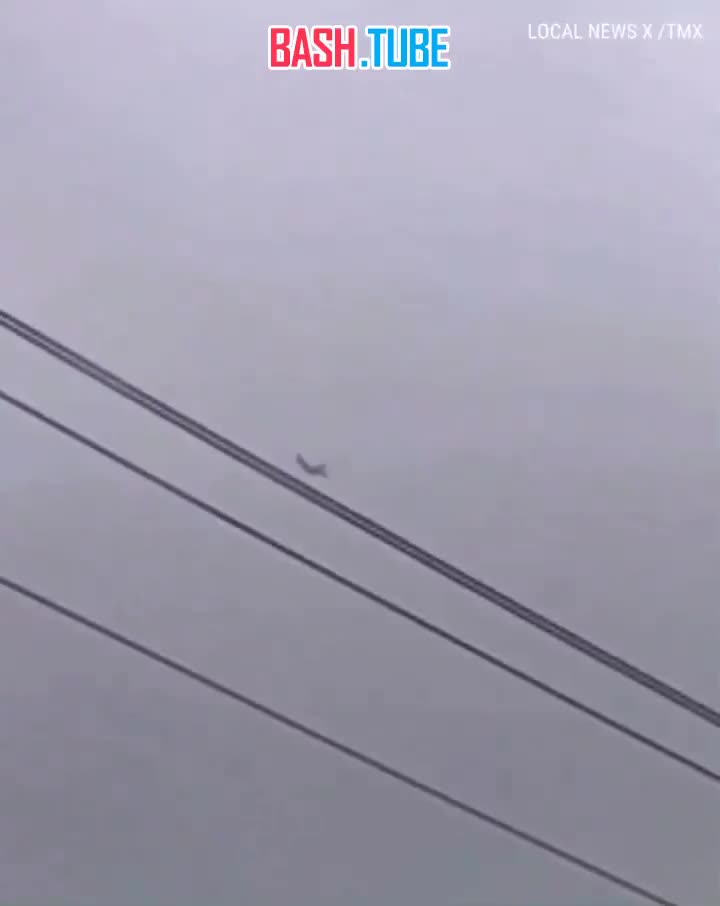 ⁣ Точный удар молнии по пассажирскому самолету во время пролёта над Калифорнией