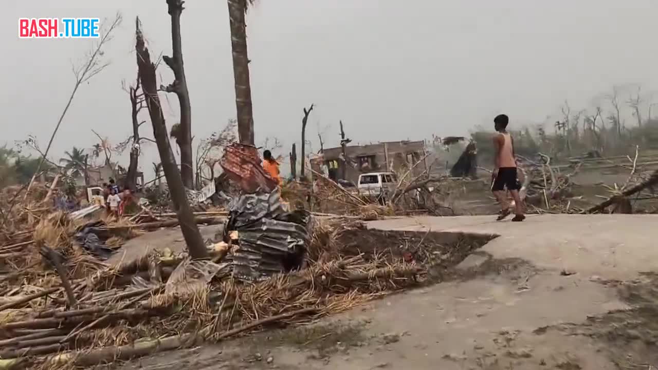 ⁣ Четверо погибших и около 100 разрушенных домов при прохождении торнадо в Джалпайгури