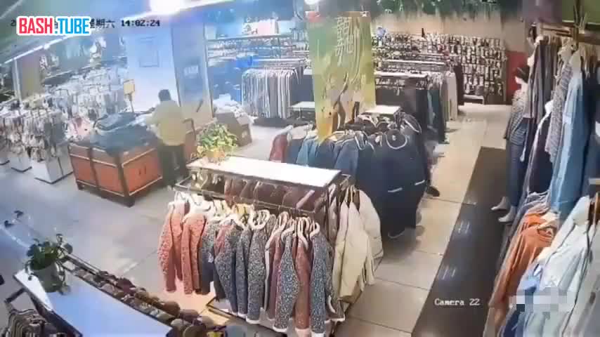 ⁣ Камера видеонаблюдения зафиксировала момент обрушения пола магазина одежды