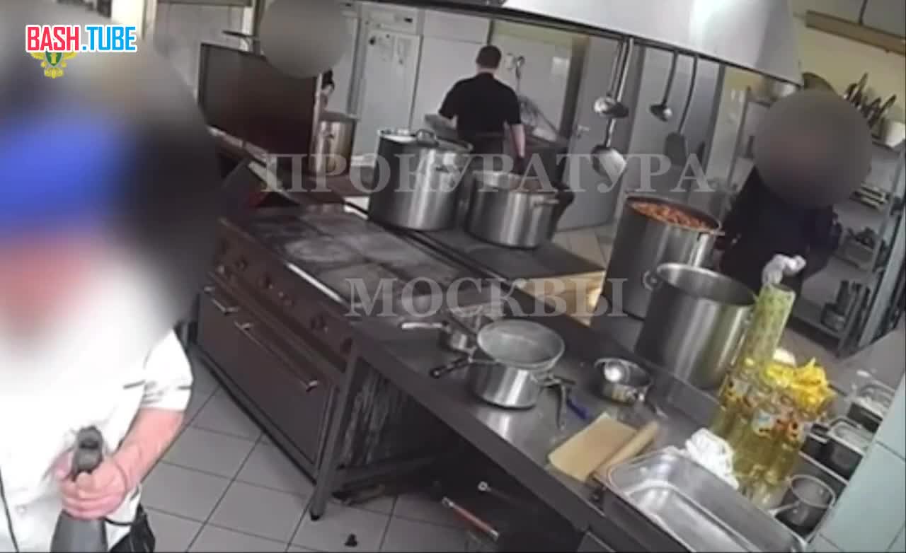 ⁣ На кухне предприятия в 1-м Волоколамском проезде незадаливый повар опрокидывает на себя кастрюлю