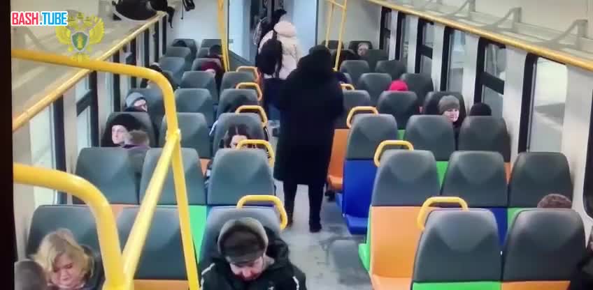 ⁣ Пассажир поезда «Фрязево-Апрелевка» набросился на бабушку и сломал ей нос за то, что она попросила его убрать ноги с прохода