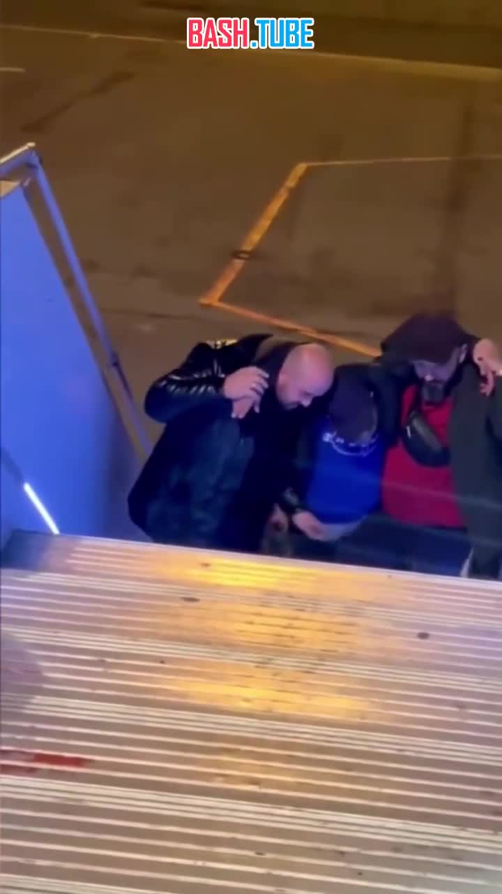 ⁣ Двух очень пьяных пассажиров сняли с рейса Москва – Чита в Домодедово