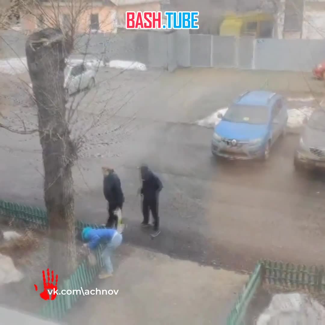 ⁣ Челябинцы сняли на видео, как подозрительная компания, копалась в грязи под окнами жилого дома
