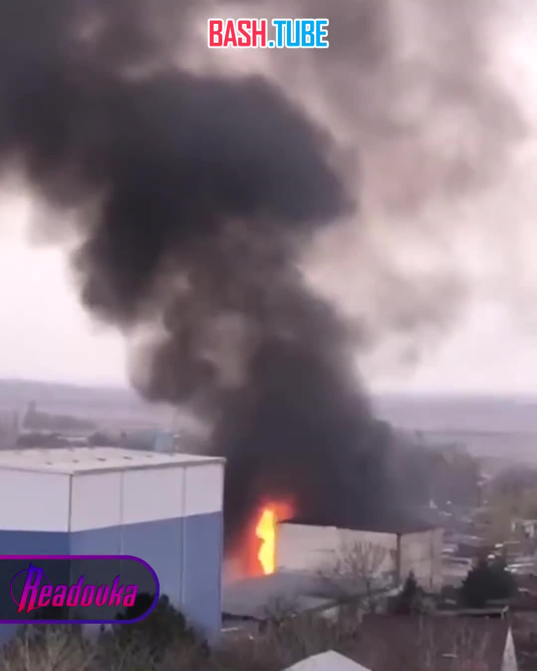 ⁣ В Азове горит склад предприятия, производящего полимеры - черный дым клубами поднимается над городом