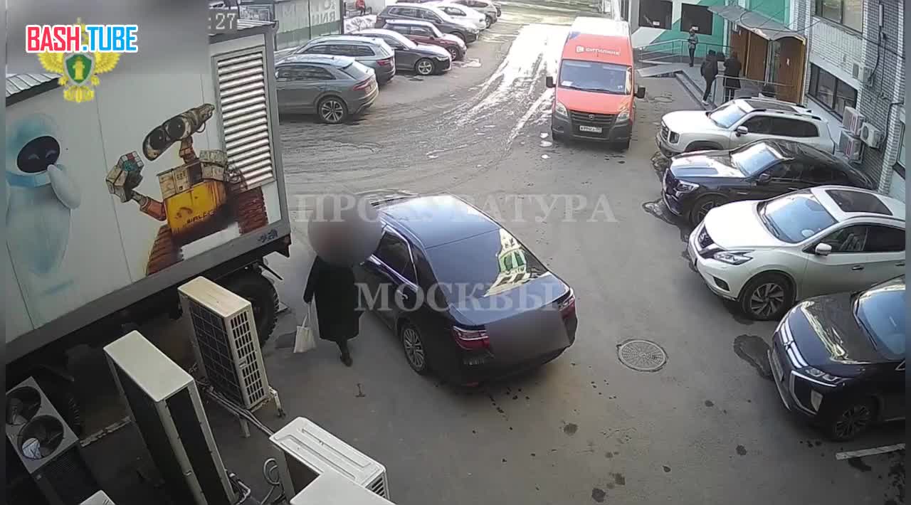 ⁣ Двое злоумышленников подбежали к женщине, вырвали из её рук сумку в которой находилось 7,5 млн рублей и скрылись