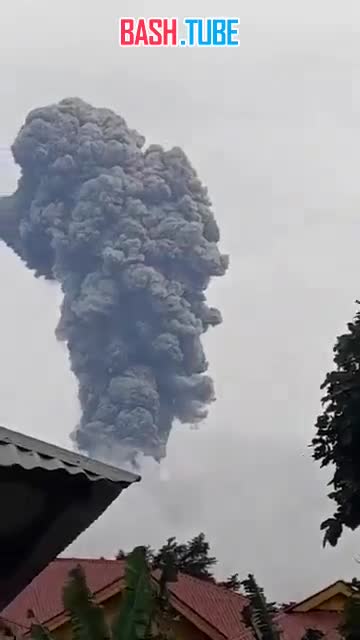 ⁣ Извержение вулкана Марапи