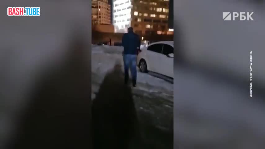 ⁣ В Москве оштрафовали на 4 тыс. руб. мужчину, который катал львенка на автомобиле каршеринга
