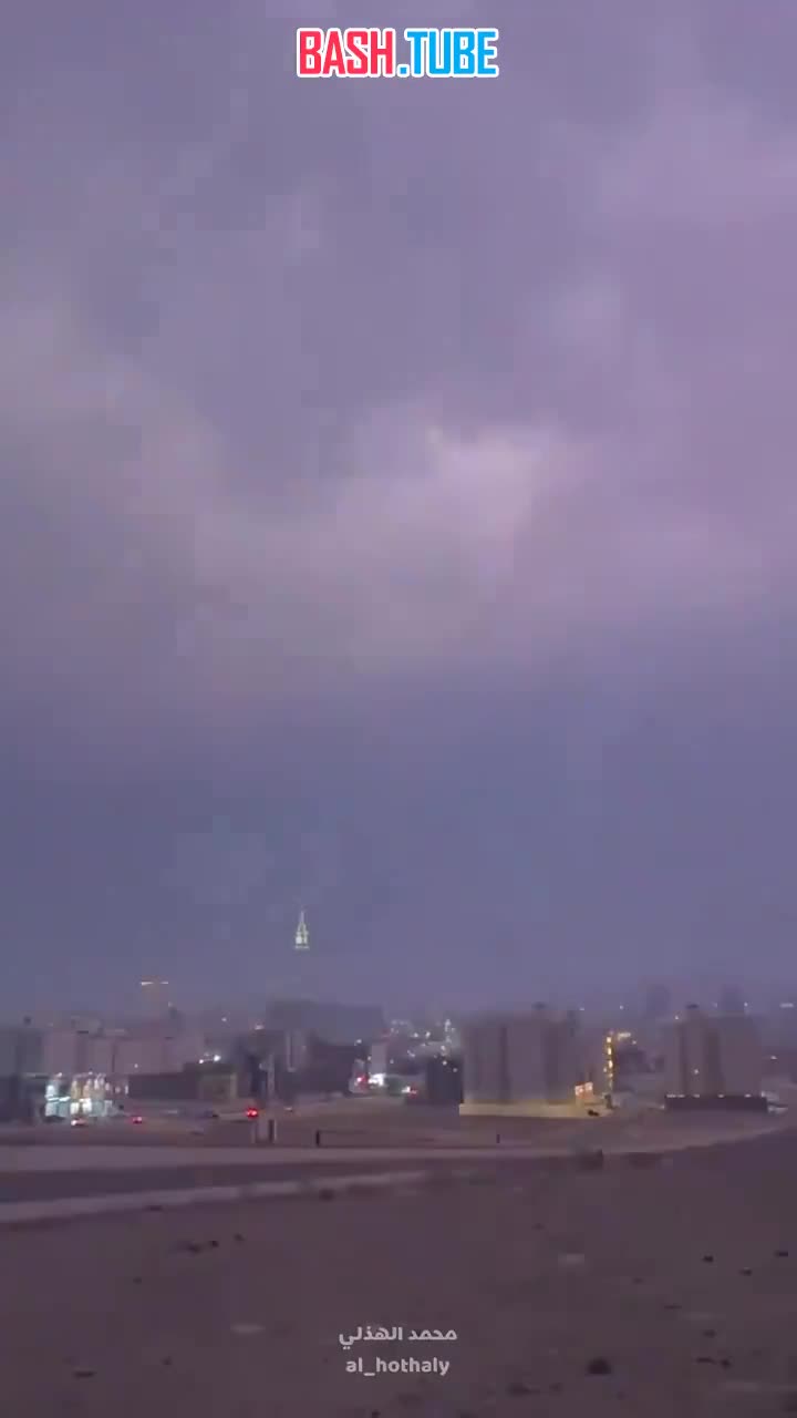 ⁣ Опубликовано видео удара молнии по Статуе Свободы в Нью-Йорке