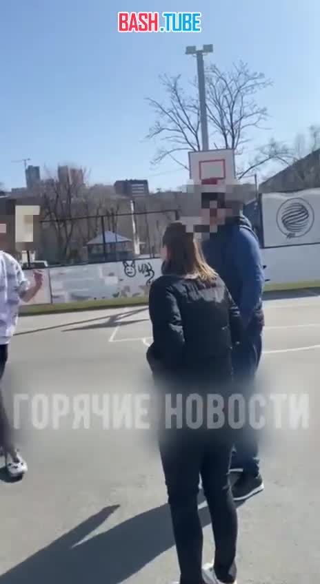 ⁣ Родители во Владивостоке пришли на площадку, чтобы разобраться с 17-летними подростками, обидевшими их 10-летнего сына
