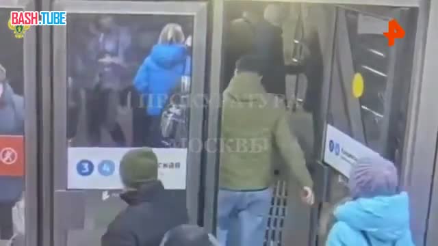 ⁣ Дебошир побил мужчину в переходе станции метро «Кунцевская» в Москве