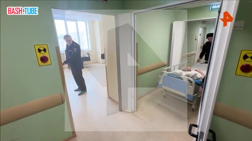 ⁣ Александра Быданова, напавшего на губернатора Мурманской области, на больничной койке привезли в палату