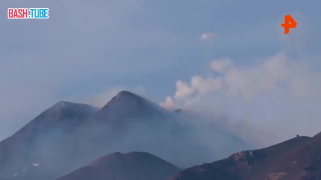  Крупнейший вулкан Европы Этна начал выпускать дымовые кольца