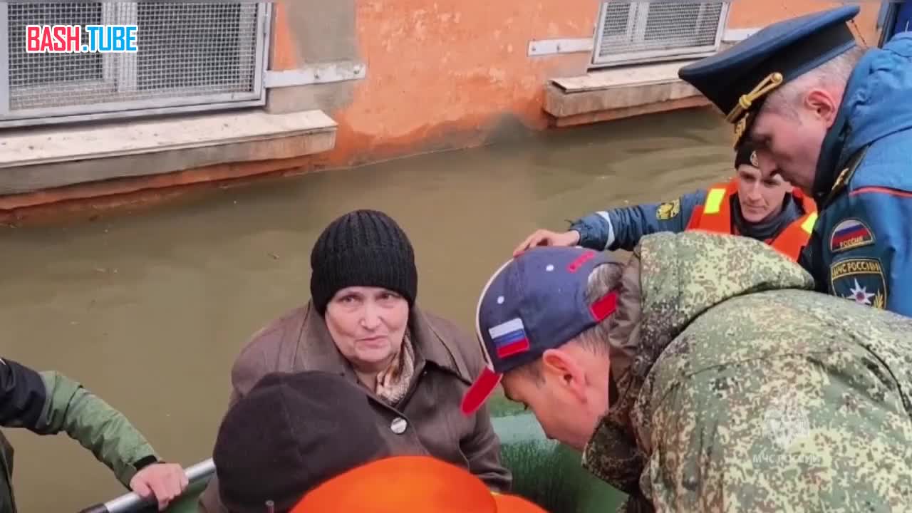 ⁣ При осмотре главой МЧС России Александром Куренковым подтопленных улиц Орска спасена пожилая женщина