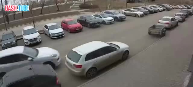 ⁣ Видео, как девушка за рулём «Каена» протаранила 10 автомобилей