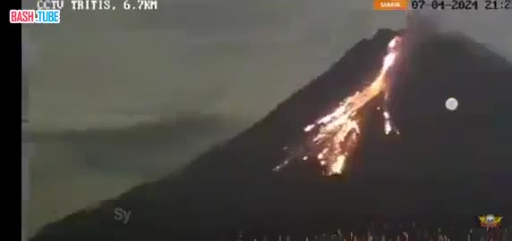 ⁣ В Индонезии началось извержение вулкана Мерапи