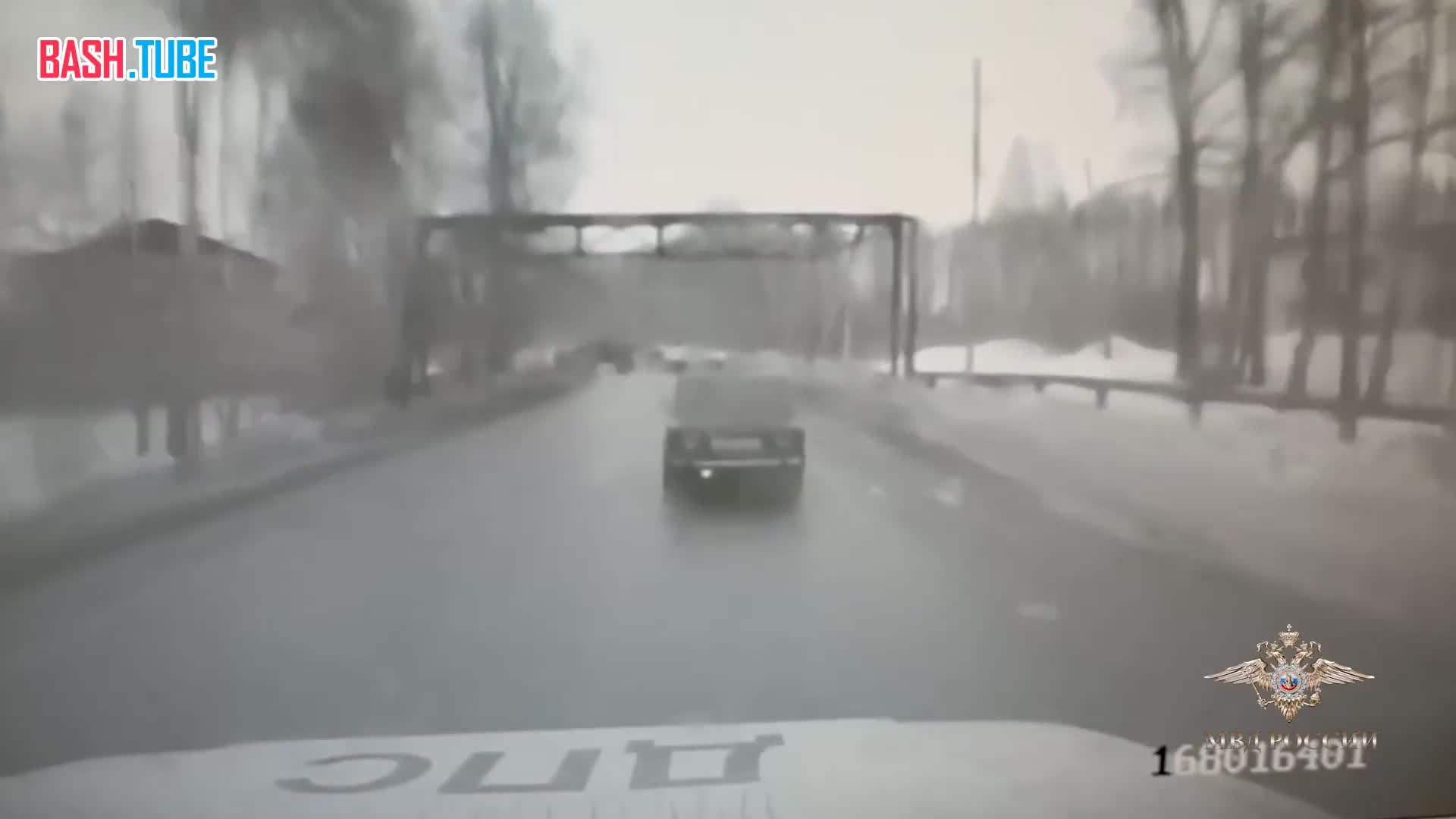⁣ Пьяный лихач за рулем угнанного авто протаранил полицейскую машину в Кировской области, его задержали