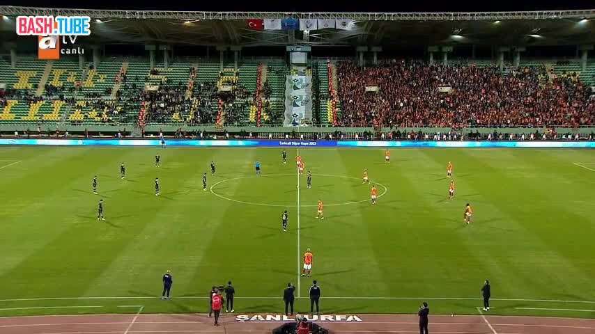  «Фенербахче» в полном составе ушел с поля на первой минуте против «Галатасарая» в знак недовольства работой федерации футбола