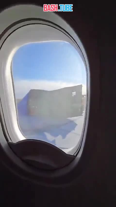 ⁣ У Boeing 737 при взлете в Денвере оторвалась обшивка двигателя – за этим наблюдали напуганные пассажиры