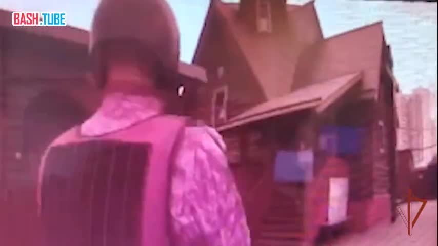  Сцена задержания росгвардейцами пьяного мужчины, который разбил икону в Храме Архангела Михаила в Зеленограде