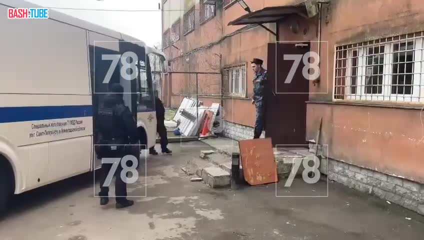 ⁣ Кадры выдворения мигрантов из Петербурга
