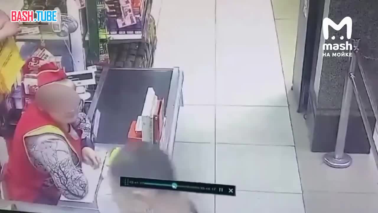 ⁣ Мощный хук в голову кассирше супермаркета нанёс житель Тихвина