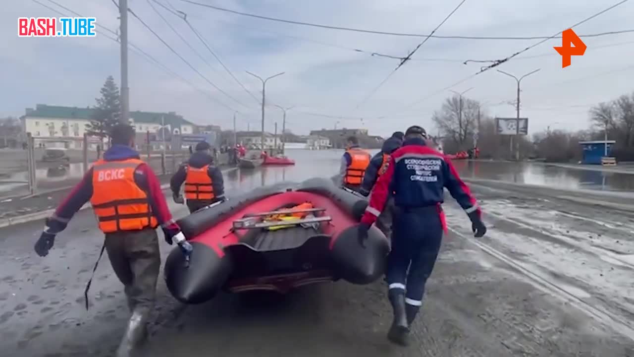 ⁣ Добровольцы Всероссийского студенческого корпуса помогают справиться с последствиями паводка в Оренбургской области