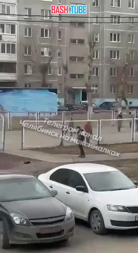 ⁣ Наркомана под веществами заметили в одном из дворов Челябинска