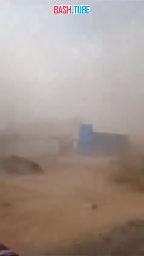 ⁣ В Индии сильная пыльная буря и сильный ветер нанесли ущерб в Мадхья-Прадеше на шоссе между Индауром и Ичхапуром